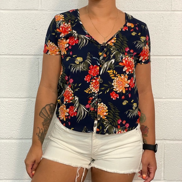 Floral short sleeve semi-crop blouse - Picture 2 of 2